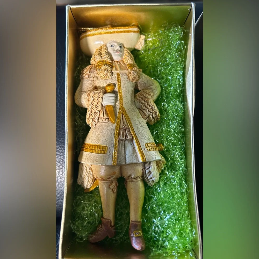 Pair of Vintage Style Cavalier hard plastic Figurine Ornaments in Cream and Gold